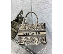 디올 DIOR BOOK 북 토트 백